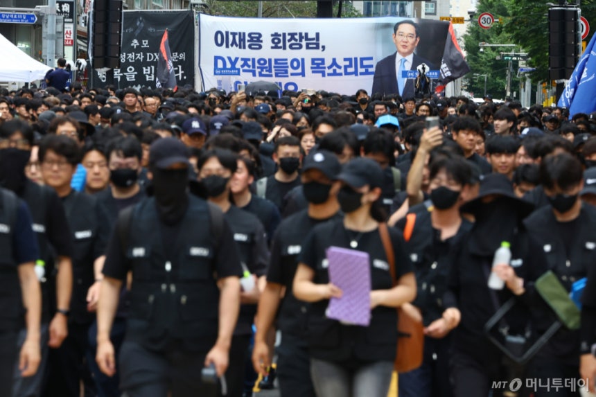 [서울=뉴시스] 황준선 기자 = 삼성전자에서 비(非) 반도체 분야를 맡는 디바이스경험(DX)부문 중심의 동행노동조합원들이 21일 오후 서울 서초구 삼성전자 서초사옥 인근에서 집회를 열고 행진하고 있다.   이들은 D
