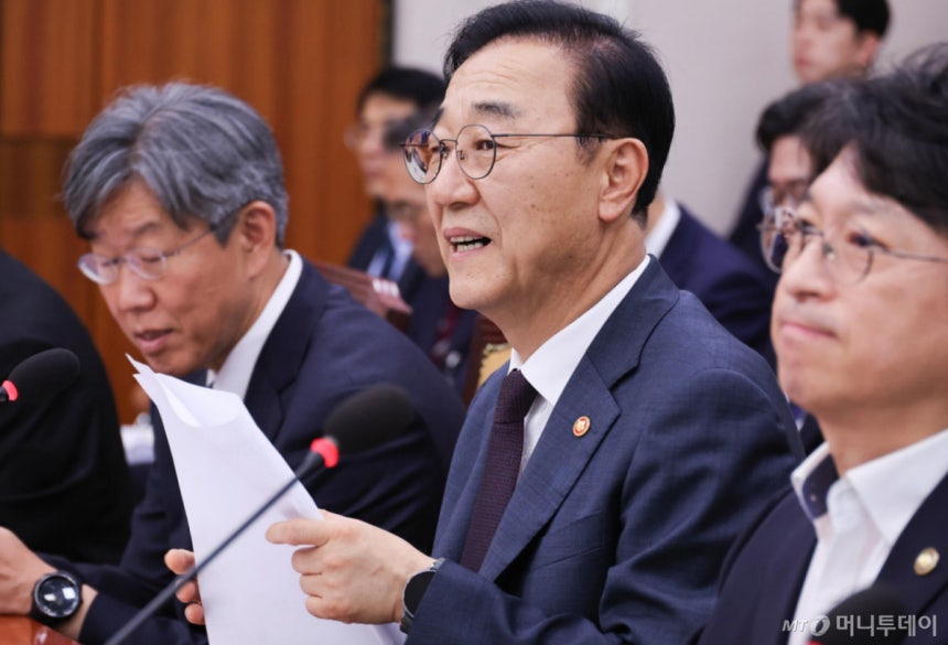 [서울=뉴시스] 최진석 기자 = 김윤덕(가운데) 국토교통부 장관이 21일 여의도 국회에서 열린 국토교통위원회 전체회의에 출석해 자리하고 있다.2026.08.21./사진=최진석