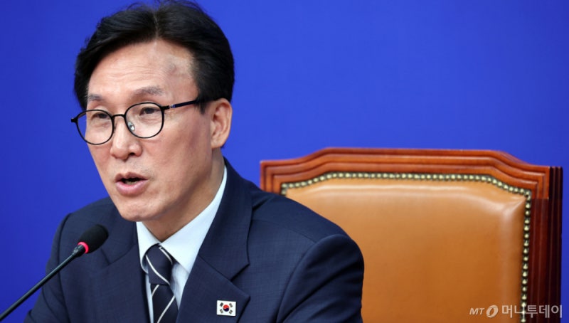 <b>김민석</b>의 '<b>메가텐</b>' 나왔다...반도체부터 청년·개헌까지 현안 총망라