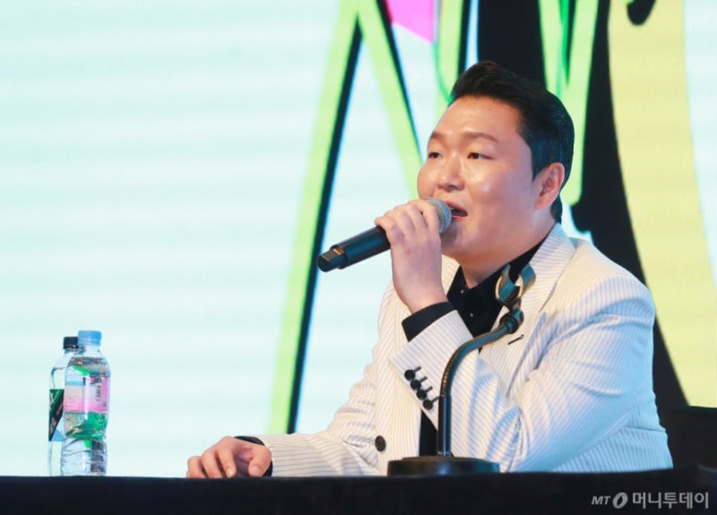 <b>싸이</b>, '수면제 대리 수령 혐의' <b>약식기소</b>…매니저는 <b>기소</b>유예
