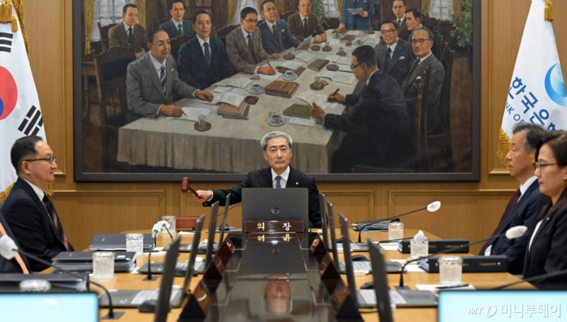 <b>한은</b>, <b>기준금리 3%</b> 두 달 연속 <b>인상</b>…성장률 2.6→3.<b>3%</b>