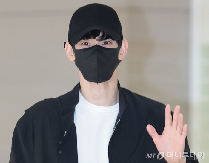 "5억 돌려줘" <b>김수현</b>, 광고주와 소송서 승소…"해지 사유 없다"