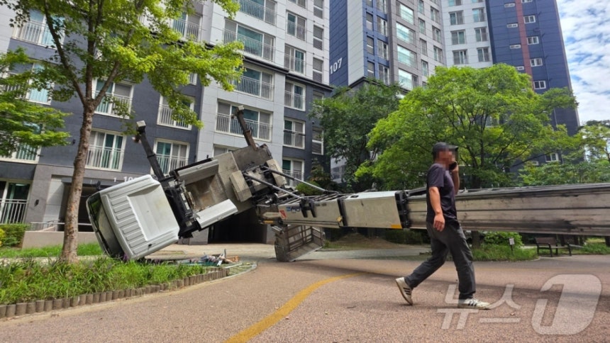 충남 천안시 동남구 신부동 한 아파트에서 지난 26일 이삿짐 사다리차가 쓰러져 업체 관계자들이 철거 방법을 논의 중이다. 이날 사고로 등교 중이던 초등학생 한 명이 숨졌다. /사진=뉴스1 