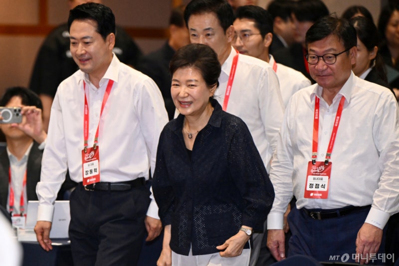 유영하 "<b>박근혜</b>, 보수 구심점 가능…정치 전면 나설 일 절대 없어"