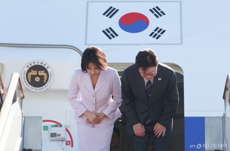 李<b>대통령</b>, <b>프랑스</b>로 출국…K-컬처로 '세계 7위' 경제 시장 정조준