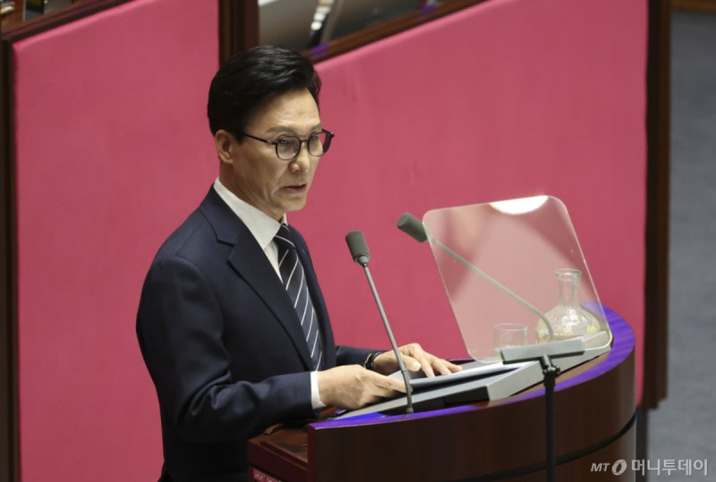 <b>김민석</b> "현실 가능 <b>개헌 추진</b>...권력구조 개편, 국민 원하는 선까지"