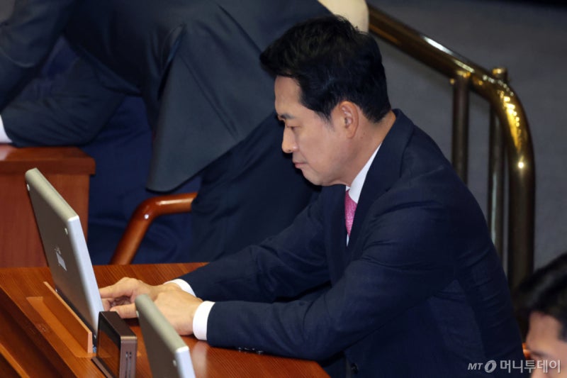 與, 김민석 연설에 "정권 <b>용비어천가</b>" 맹공…장동혁 "개헌보다 민생"