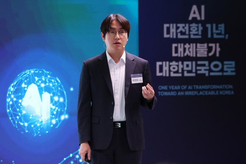 하정우 국가인공지능전략위원회 상근 부위원장이 8일 서울 중구 국가인공지능전략위원회에서 열린 국가전략위 출범 1주년 성과보고회에서 'AI 3대 강국을 향한 정책 제언'을 주제로 발표를 하고 있다. /사진=뉴시스 /사진