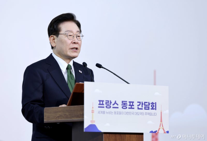 <b>이 대통령</b> "제 <b>임기</b>, 헌법상 명확히 <b>제한</b>"…프랑스서 강조한 이유
