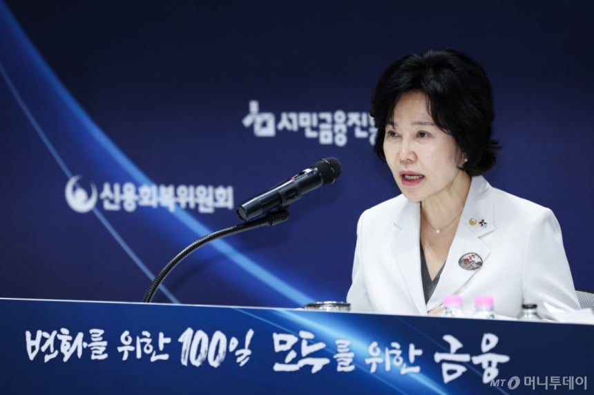 (서울=뉴스1) 임지훈 인턴기자 = 김은경 서민금융진흥원장 겸 신용회복위원장이 7일 서울 중구 서민금융진흥원 대교육장에서 열린 취임 100일 기념 기자간담회에서 모두발언을 하고 있다. 2026.4.7/뉴스1  Cop