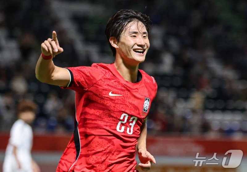 후반 2골 몰아친 한국…사우디 2-0 완파, 조 1위로 <b>8강행</b>