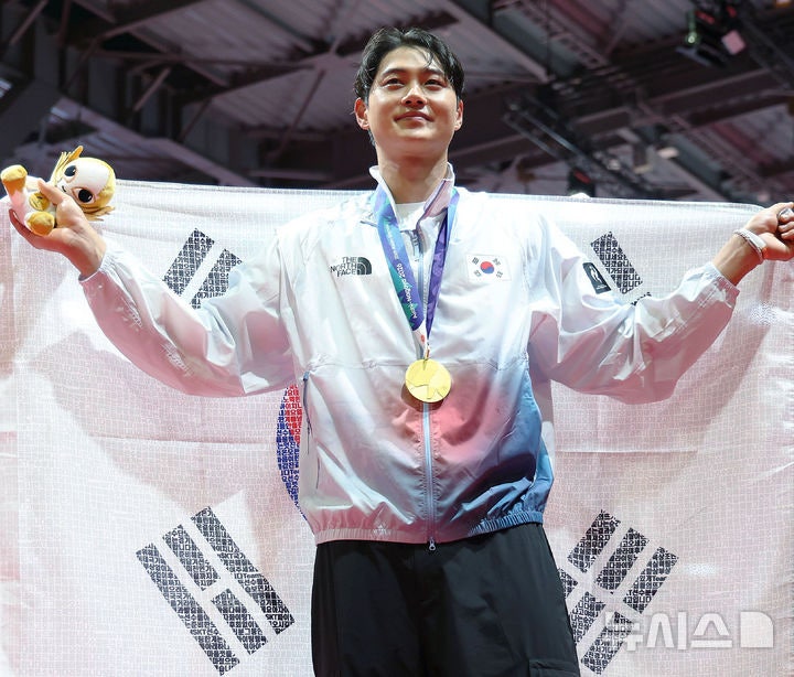'디스크 투혼' <b>오상욱</b>, AG <b>펜싱 사브르 2연패</b>…한국 8번째 金