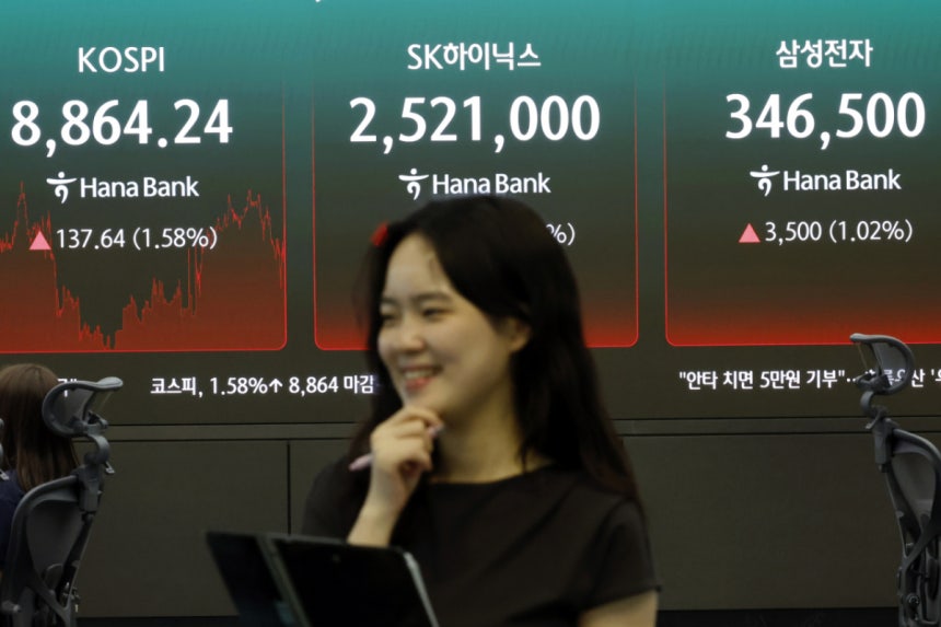 지난 6월 16일 서울시 중구 하나은행 본점 딜링룸 전광판에 코스피와 SK하이닉스, 삼성전자 종가가 표시되고 있다. /사진=(서울=뉴스1) 박정호 기자