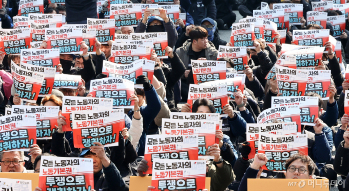 민주노총 조합원들이 10일 서울 종로구 세종대로 일대에서 열린 민주노총 투쟁 선포대회에서 구호를 외치고 있다. 2026.3.10/뉴스1  Copyright (C) 뉴스1. All rights reserved. 무단 