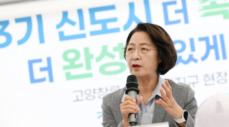 28일 오전 고양창릉 공공주택지구 현장점검 중 추미애 경기도지사가 질의를 하고 있다./사진제공=경기도