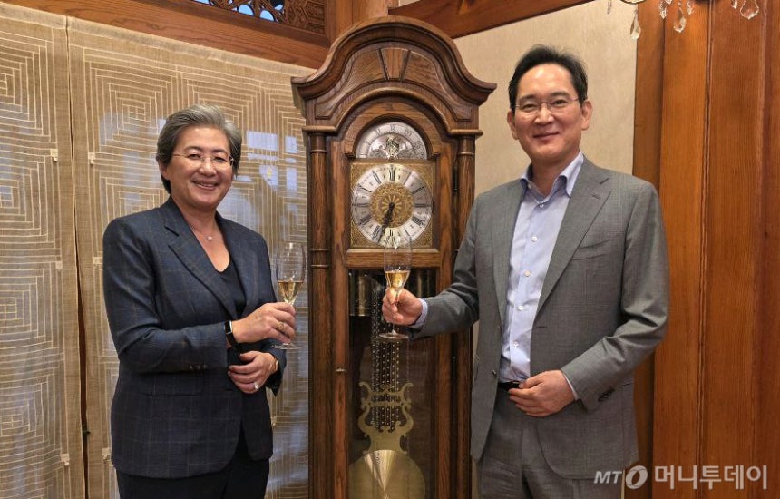 이재용 삼성전자 회장과 리사 수 AMD 최고경영자(CEO)가 18일 서울 이태원동 승지원에서 술잔을 들고 기념 촬영하고 있다.(삼성전자 제공.재판매 및 DB 금지) 2026.3.18/뉴스1 Copyright (