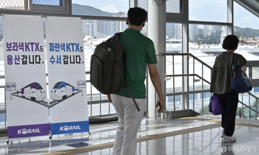 [전남광주=뉴시스] 양시원 기자 = KTX·SRT 통합 운행 이틀째인 2일 오후 전남광주특별시 광산구 광주송정역에 통합 운행을 안내하는 배너형 입간판이 배치돼 있다. 2026.09.02. goodwrite97@new