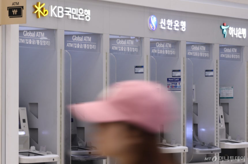  시중은행에 이어 저축은행과 캐피탈사 등 제2금융권까지 해킹 사고가 잇따르고 있는 4일 서초구 서울고속버스터미널에 개인정보가 유출된 신한·KB국민·하나 은행의 현금 자동 입출금기(ATM) 코너가 보이고 있다.최