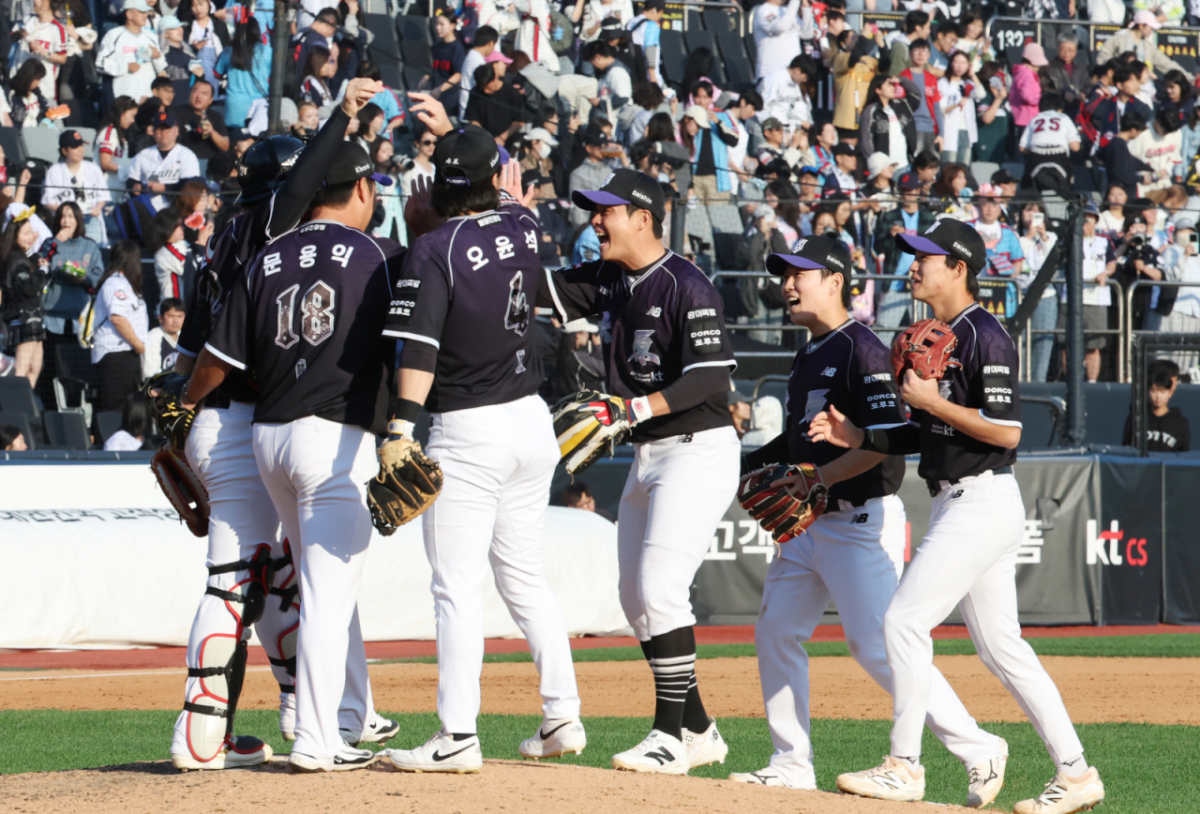 <b>KT</b>, 롯데 9-0 완파…5년 만에 <b>정규리그 1위</b>·한국시리즈 직행