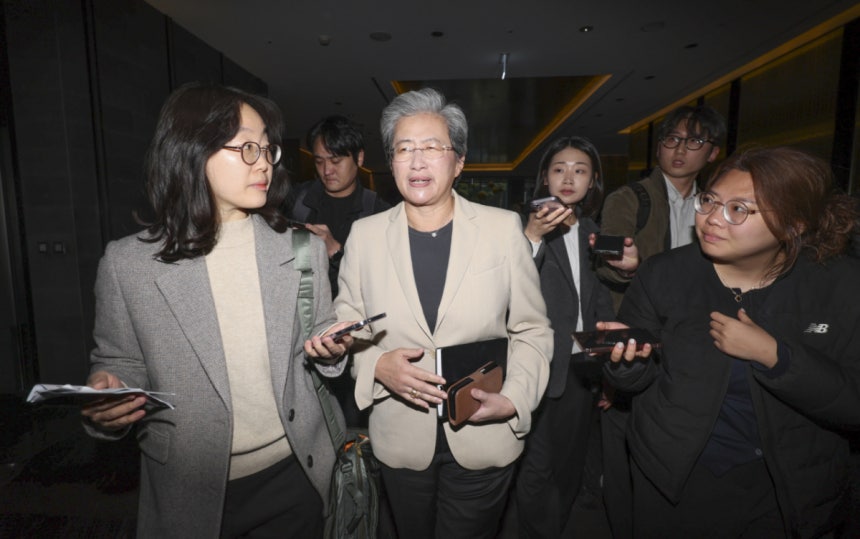 리사 수 AMD 최고경영자(CEO)가 19일 서울 시내의 한 호텔에서 김성훈 업스테이지 대표와 만남을 마치고 호텔을 나서고 있다. /사진=뉴시스