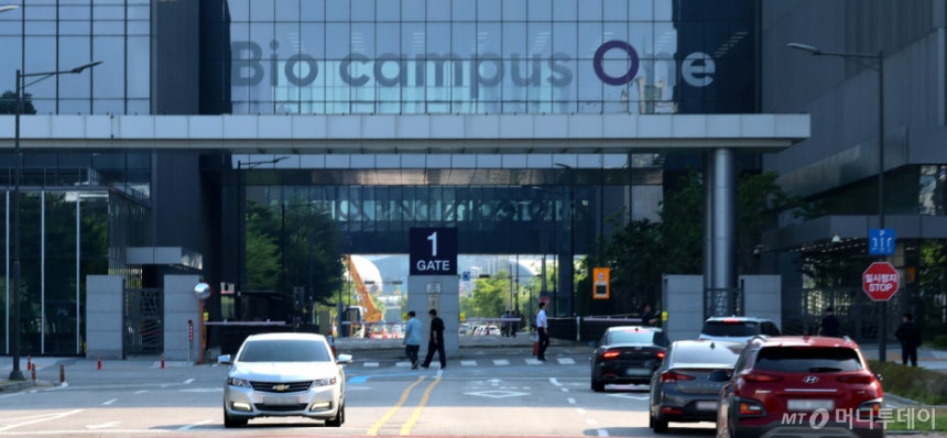  인천 연수구 삼성바이오로직스 공장에서 출근한 직원들이 이동하고 있다./사진=뉴시스