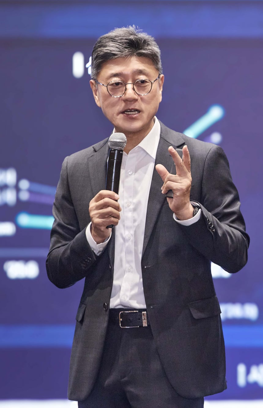 정재헌 SK텔레콤 CEO가 8일 SKT타워에서 구성원 대상 타운홀을 열고 통신과 AI를 하나의 목표로 연결하는 'SKT 성장 기어(SKT Growth Gear) 전략'을 발표했다./사진 제공=SKT