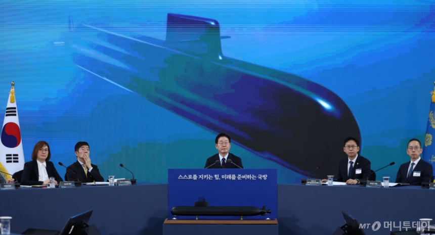 이재명 대통령이 지난 5월26일 경남 창원시 진해구에서 열린 제1회 미래국방전략위원회에서 핵추진잠수함 기본계획 발표를 듣고 있다./청와대통신사진기자단 