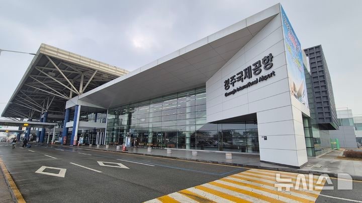 또 <b>기내</b> 보조배터리 <b>화재</b>…<b>청주공항</b> 이륙대기 승객 168명 전원 대피