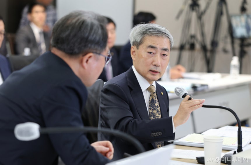 신현송 한국은행 총재가 12일 오전 서울시 중구 남대문로 한국은행에서 열린 국회 재정경제기획위원회의 한국은행 국정감사에서 위원 질의에 답하고 있다./사진제공=뉴스1(사진공동취재단)