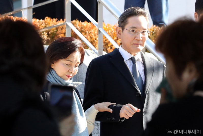 이재용, <b>홍라희 삼성전자</b> 주식 2.6조 <b>증여</b>받아..보유<b>지분</b> 1.75%로