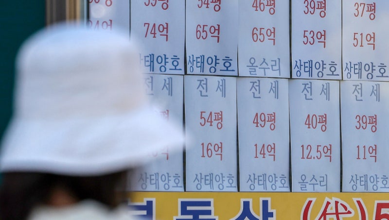 "여보, 집 빼래" 전세 없어 월세살이…"<b>주거비</b> 1억 껑충" <b>세입자</b> 눈물