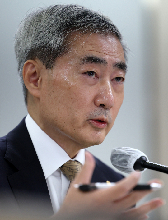[서울=뉴시스] 조성우 기자 = 신현송 한국은행 총재가 12일 서울 중구 한국은행에서 열린 국회 재정경제기획위원회 국정감사에서 의원 질의에 답변하고 있다. 2026.10.12. xconfind@newsis.com /