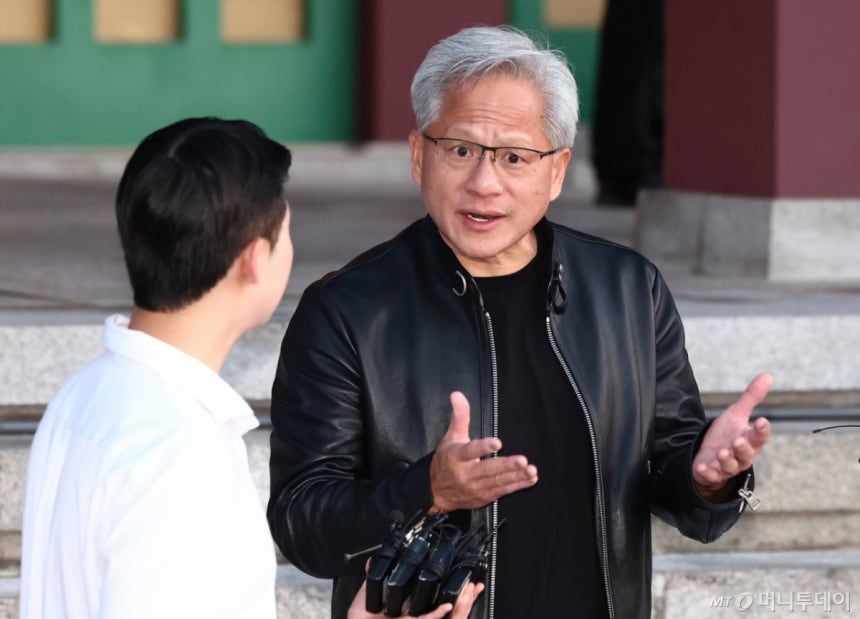 [서울=뉴시스] 이영환 기자 = 젠슨 황 엔비디아 최고경영자(CEO)가 8일 서울 중구 신라호텔 영빈관에서 열린 엔비디아 코리아 AI 에코시스템 리셉션을 마치고 나와 취재진 질의에 답변하고 있다. (공동취재) 202