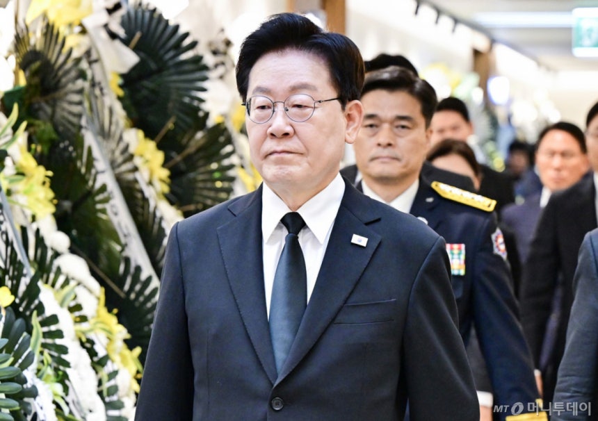 [부천=뉴시스] 조성봉 기자 = 이재명 대통령이 17일 경기도 부천 공장 화재 현장에서 순직한 고 김진석 소방위의 빈소를 조문하기 위해 들어서고 있다. (청와대통신사진기자단) 2026.10.17. suncho21@n