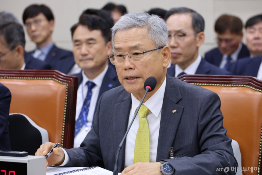 (서울=뉴스1) 신웅수 기자 = 김동철 한국전력공사 사장이 19일 서울 여의도 국회에서 열린 기후에너지환경노동위원회의 온실가스종합정보센터 등에 대한 국정감사에서 답변하고 있다. 2026.10.19/뉴스1  Copyr