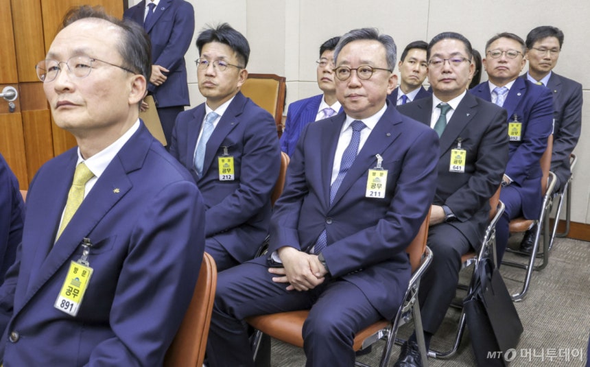 [서울=뉴시스] 정병혁 기자 = 19일 서울 여의도 국회에서 열린 정무위원회의 금융감독원 등에 대한 국정감사에서 이환주 KB국민은행장과 정상혁 신한은행장, 이호성 하나은행장, 정진완 우리은행장, 강태영 NH농협은행장