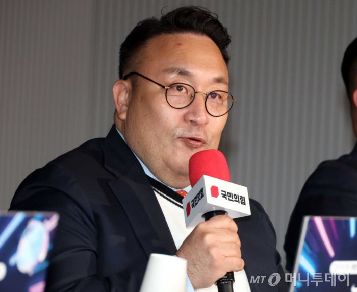 "휴대폰 줍다가" 주장...<b>이혁재</b>, <b>음주운전</b> 사고 공소청 <b>송치</b>