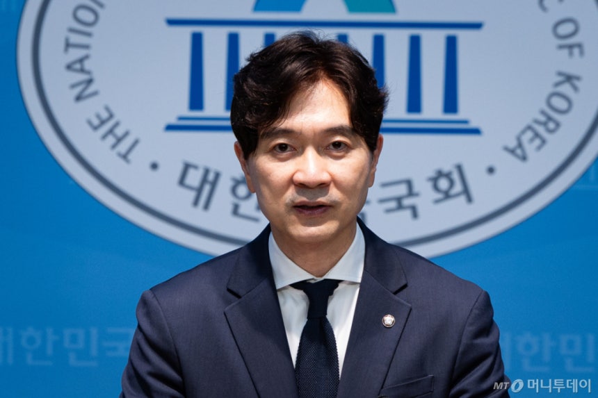 (서울=뉴스1) 유승관 기자 = 박성훈 국민의힘 수석대변인이 10일 서울 여의도 국회 소통관에서 현안 관련 논평을 하고 있다. 2026.7.10/뉴스1  Copyright (C) 뉴스1. All rights rese