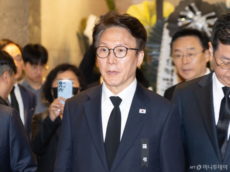 김민석, 'YS 오른팔' <b>故최형우</b> 조문..."민주화 뿌리 이어가겠다"