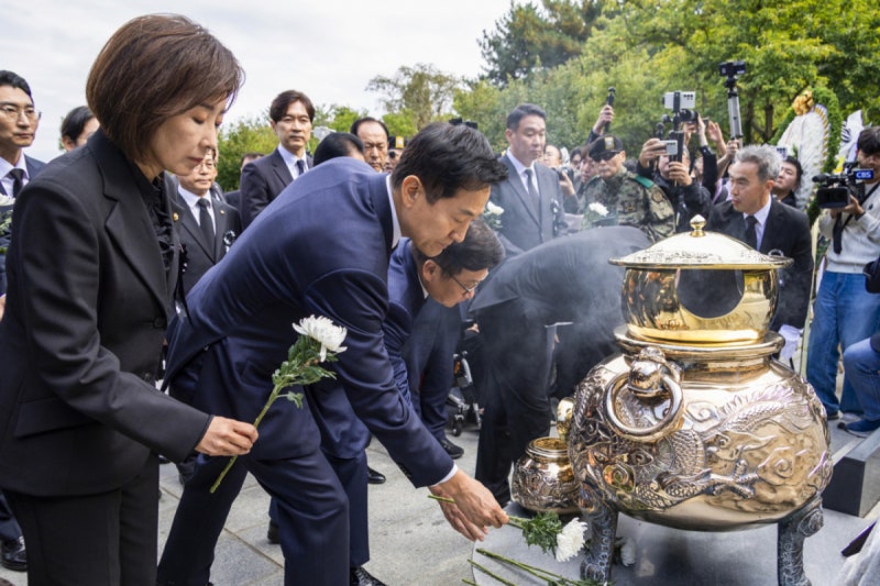 <b>박정희</b> 대통령 47주기 <b>추모식</b> 참석… 오세훈 "잘사는 국민의 시대 열어...