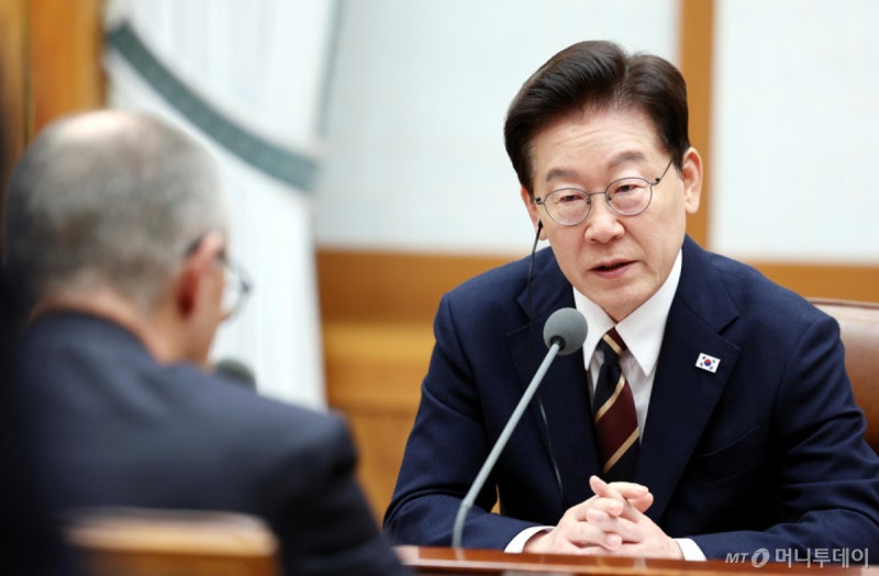 李대통령 지지율 39%로 하락…<b>민주</b>·<b>국힘 격차</b> 5%P '<b>최소</b>'