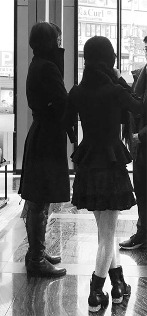 임성한 작가와 그의 매니저가 기자와 대화를 나누고 있다. 그는 혹시라도 일상 생활이 불편해질까 봐 현재 모습을 담은 사진이 노출되는 걸 극도로 꺼렸다.