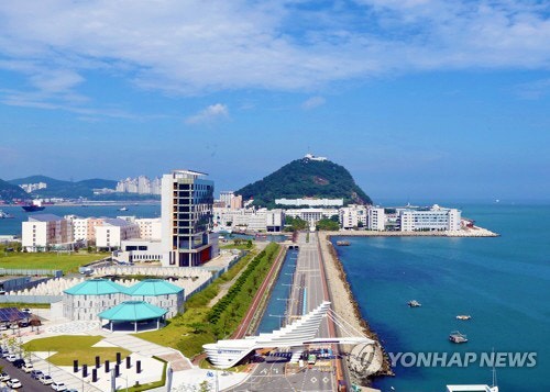 <b>기숙사</b>에서 400여명 감염됐는데…대학측 "국비 지원받았으니 <b>퇴소</b> 안돼...