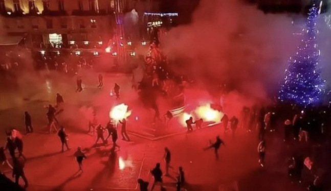 巴黎到处纵火.摩洛哥球迷在输给法国后突然狂暴