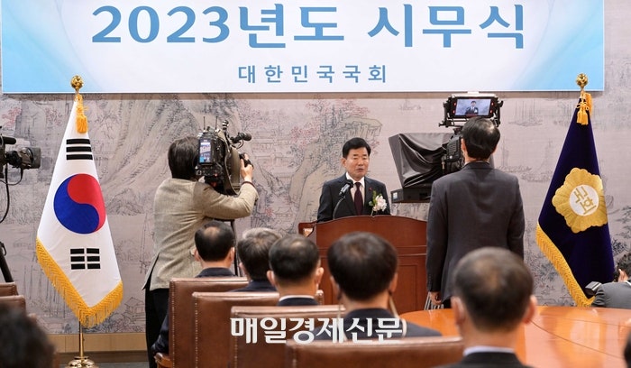 [포토]국회 <b>시무식</b>에서 <b>인사말</b>하는 김진표 국회의장