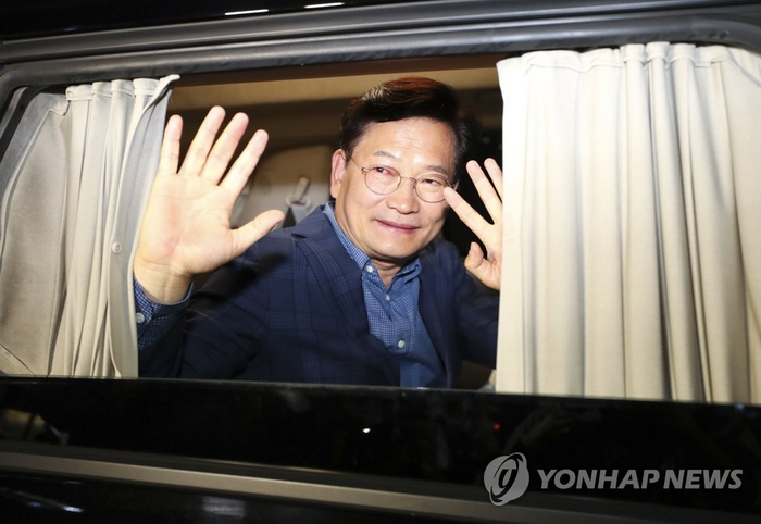“좌파비즈니스 먹이사슬” vs “자체 <b>진상조사</b>”...‘<b>돈봉투 의혹</b>’ 공...