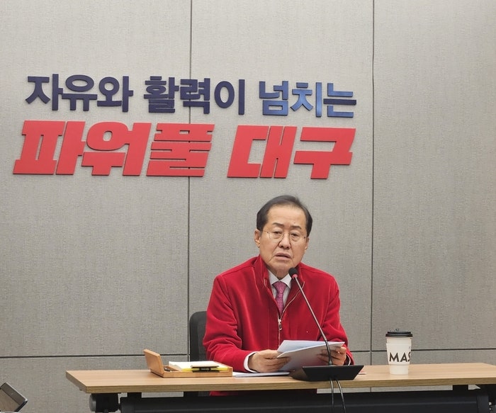 ‘<b>이재명</b> 서울로 <b>헬기</b>이송’ <b>홍준표</b> 입 열었다…“특혜시비 유치하다”