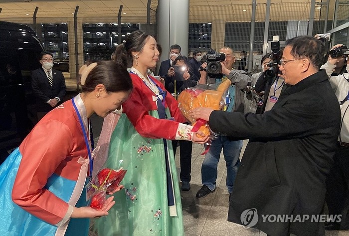 “환영한다”…北<b>여자축구</b> 선수들 <b>일본</b> 입국하자 나타난 한복女 정체