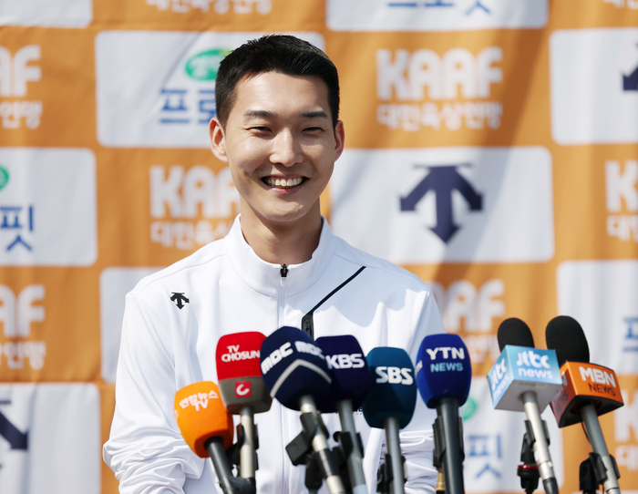 <b>우상혁</b> “파리 <b>올림픽</b> 메달 무조건 딴다”
