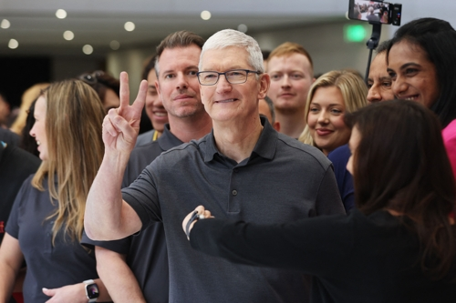 “애플 역대급 굴욕”…수시로 중국 들락날락, 세계에서 두번째로 큰 매장 열었다는데